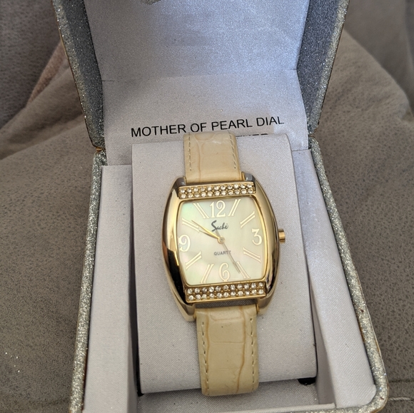 Saché Mother of pearl faced watch - Picture 2 of 6
